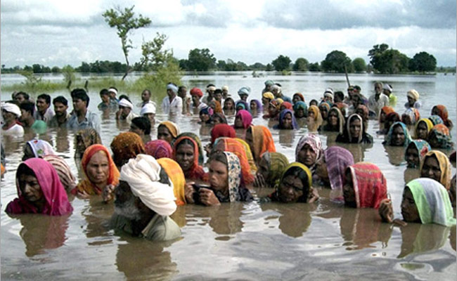 जल सत्याग्रह करते खंडवा के किसान (फाइल फोटो)