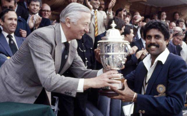 वर्ल्ड कप ट्रॉफी के साथ कपिल देव