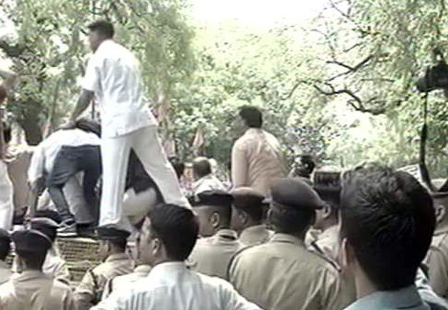 दिल्ली के सीएम केजरीवाल के घर के बाहर प्रदर्शन करते बीजेपी कार्यकर्ता