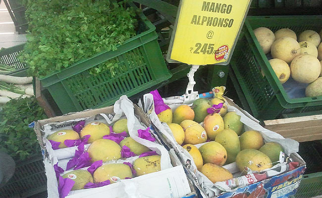 कुछ दिनों पहले तक अलफांसो आम 245 रुपये प्रति किलो बिक रहा था