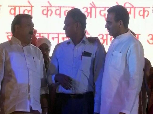 मंच पर मौजूद बीजेपी नेता