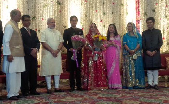 दिग्विजय सिंह के बेटे के रिसेप्शन में पहुंचे PM मोदी