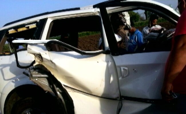 मुंबई-आगरा हाईवे पर हुआ हादसा