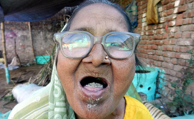 यह महिला 80 साल से राेज खाती है मिट्टी
