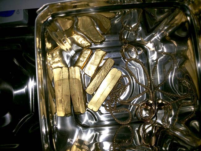 व्यापारियों से जब्त किए गए सोने के बिस्किट