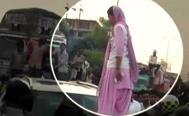 सपा नेता की मर्सिडीज कार पर चढ़ी महिला