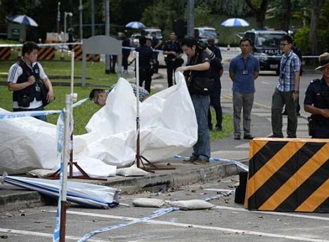 घटनास्थल पर जांच में जुटे पुलिसकर्मी