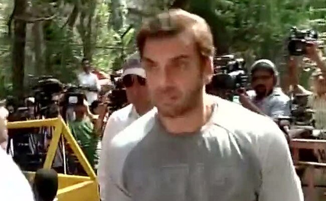 कोर्ट से बाहर आते सोहेल खान