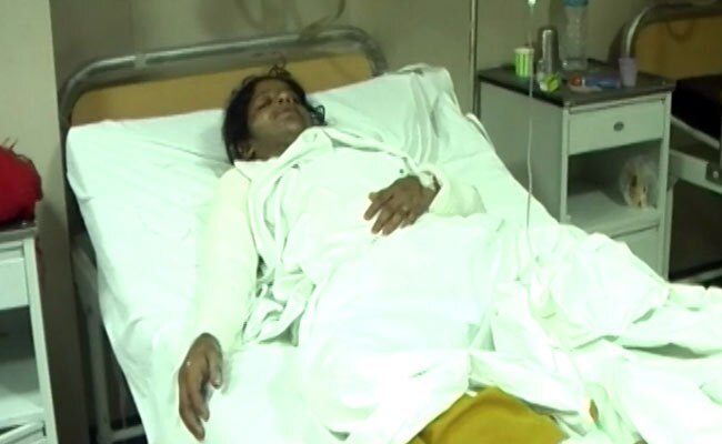 मेरठ के ट्रामा सेंटर में भर्ती एक पीड़िता