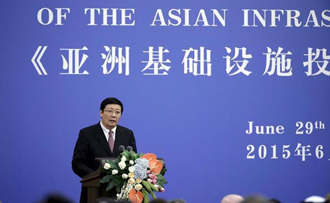 द ग्रेट हॉल ऑफ द पीपुल को संभोधित करते चीन के वित्त मंत्री