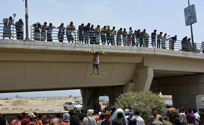 सरेआम फांसी पर लटकाया