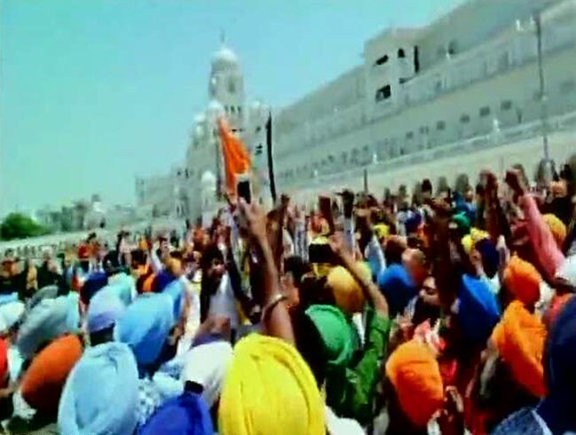 स्वर्ण मंदिर में हुई झड़प