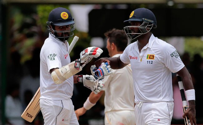 जीत के बाद हैंड शेक करते श्रीलंका के कप्तान एंजेलो मैथ्यूज और लाहिरू थिरिमाने