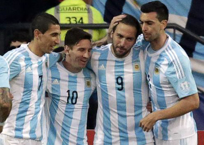 गोल दागने के बाद खुशी मनाते दाएं से, एंजेल डि मरिया, मेसी, गोंजालो हिगुइन और जेवियर पाश्चर