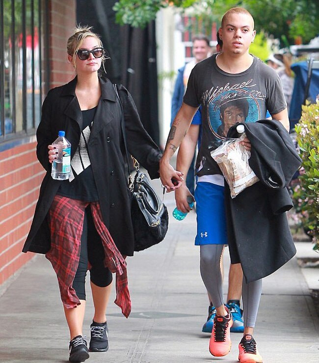 एश्ली सिंपसन और  ईवान रोज (फाइल फोटो)