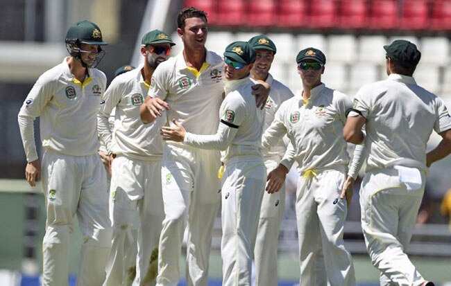 विकेट लेने के बाद जश्न मनाती ऑस्ट्रेलियाई टीम