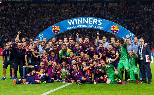 जीत का जश्न मनाती बार्सिलोना की टीम