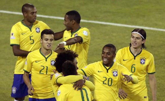 गोल दागने के बाद खुशी मनाते ब्राजीली खिलाड़ी