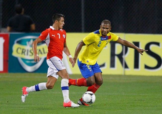 गेंद के लिए जूझते चिली और इक्वाडोर के खिलाड़ी (फाइल फोटो)