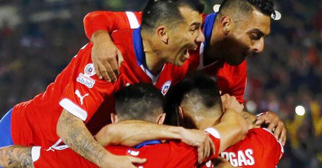 गोल करने के बाद जश्न मनाते चिली के खिलाड़ी