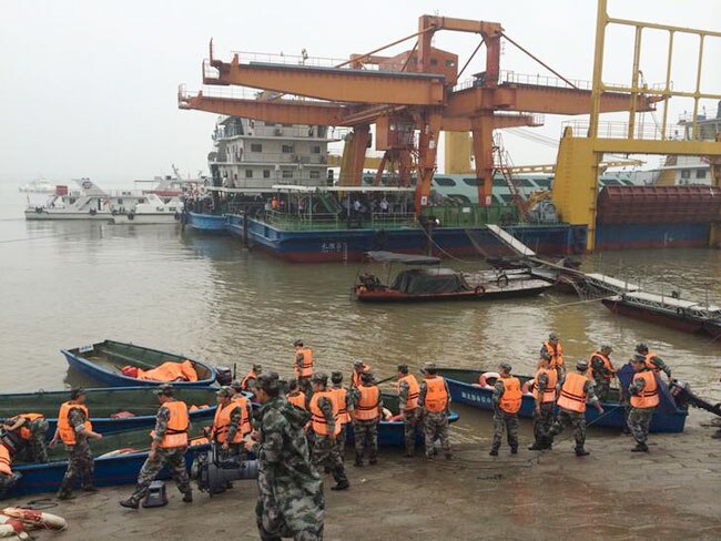 घटनास्थल पर राहत और बचाव के काम में जुटे कर्मचारी