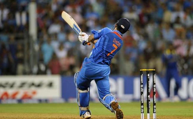 2011 वर्ल्ड कप के फाइनल में विजयी छक्का जमाते धोनी