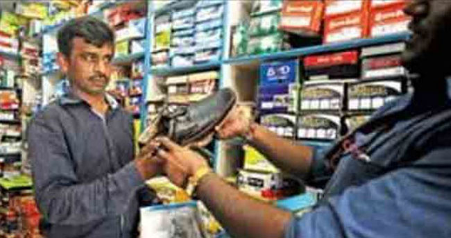 भारत में जूते बेच रहे हैं पाकिस्तानी डॉक्टर, कर रहे हैं गॉर्ड की नौकरी