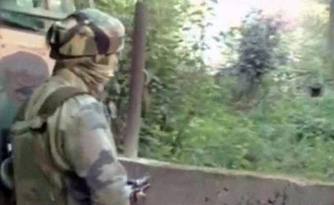 रिहाइशी इलाके में छिपे हैं आतंकी