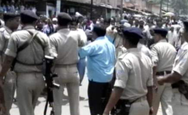 फा‍यरिंग के बाद कोर्ट परिसर में जमा भीड़