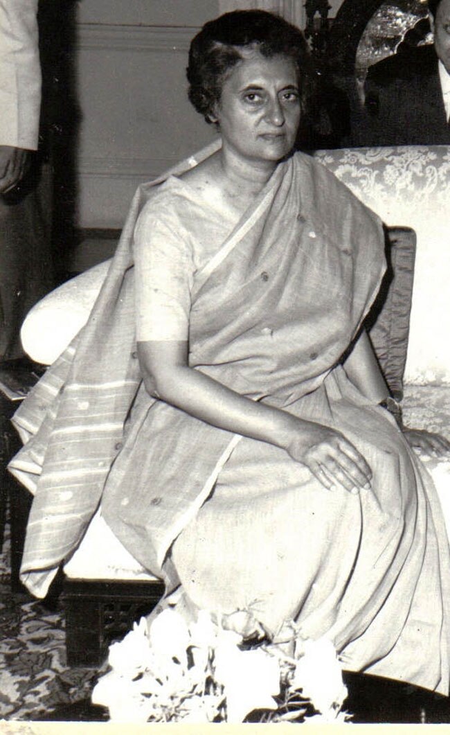 भावपूर्ण मुद्रा में इंदिरा गांधी