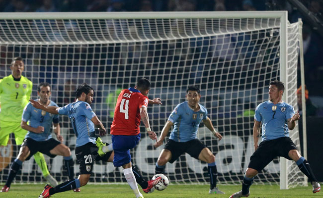 मैच का एकमात्र गोल दागते चिली के मौरीसियो इस्ला(लाल जर्सी में)