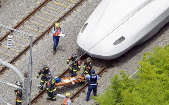 यात्री की हालत बिगड़ने के बाद स्ट्रेचर पर ले जाते राहत बल