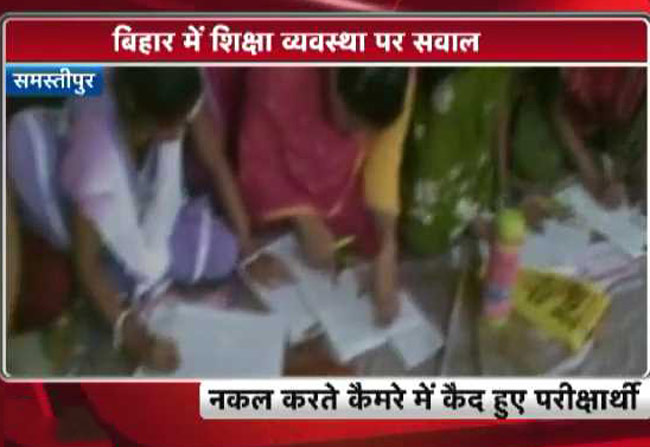 खुलेआम नकल करने की तस्वीर