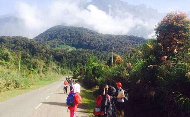 मलेशि‍या में भूकंप के बाद माउंट किनाबालू से दूर जाते टूरिस्ट