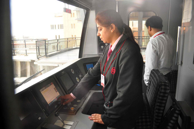 जयपुर मेट्रो में महिला ड्राइवर