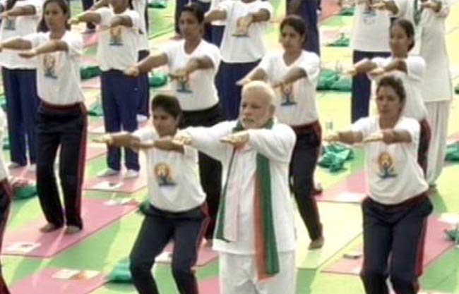 योग करते प्रधानमंत्री मोदी