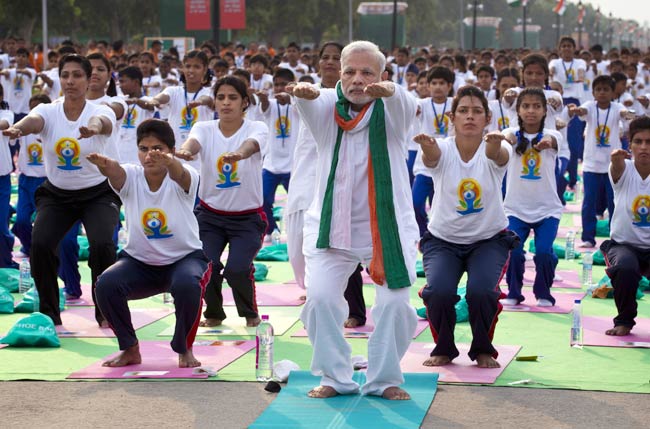 योग करते प्रधानमंत्री मोदी