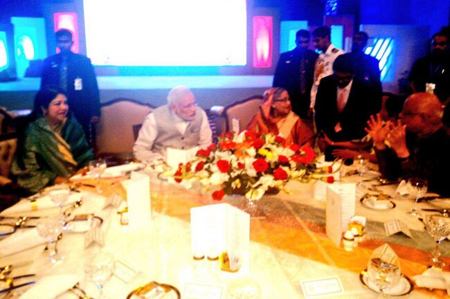 बांग्लादेश की प्रधानमंत्री शेख हसीना के साथ डिनर करते पीएम मोदी