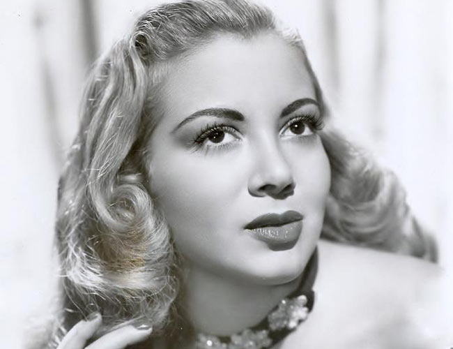 अमेरिकी अभिनेत्री और गायिका मोनिका लेविस