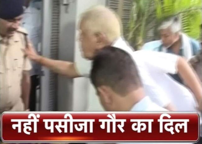 महिला के सामने हाथ जोड़ते बाबूलाल गौर