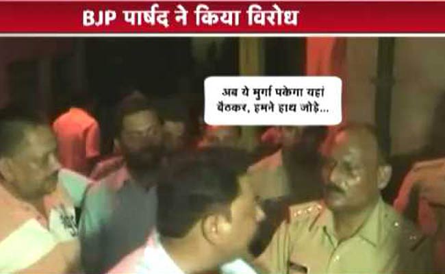 पुलिस से बहस करता बीजेपी पार्षद