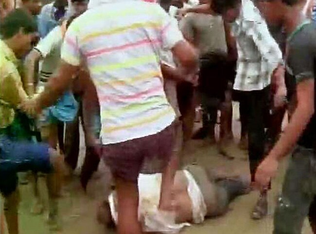 स्कूल प्रिंसिपल को पीटते ग्रामीण (फाइल फोटो)