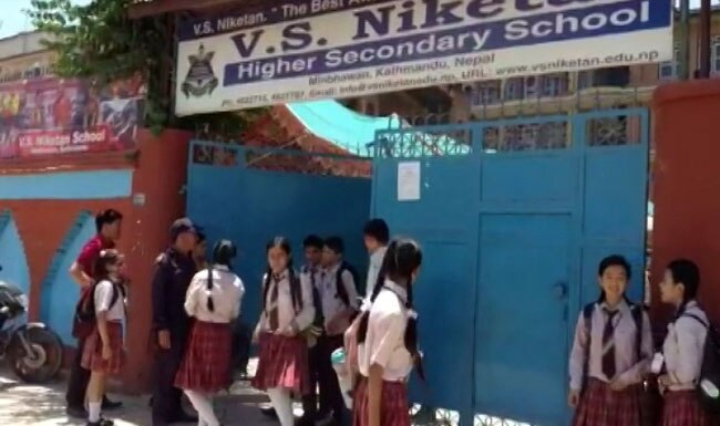 स्कूल के बाहर बच्चे