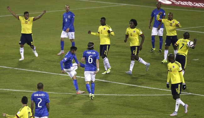 गेंद को किक करते नेमार (इसी के बाद शुरू हुआ था सारा विवाद)