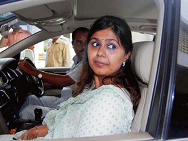 महाराष्ट्र की महिला एवं बाल विकास मंत्री पंकजा मुंडे पर 206 करोड़ के कॉन्ट्रैक्ट बांटने का है आरोप