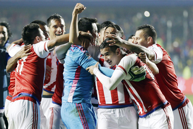 ब्राजील को हराने के बाद जश्न मनाते पैराग्वे के खिलाड़ी