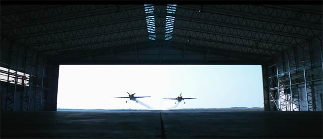 बिल्डिंग के अन्दर प्लेन उड़ाते पॉल बॉनहॉम और स्टीव जॉन्स