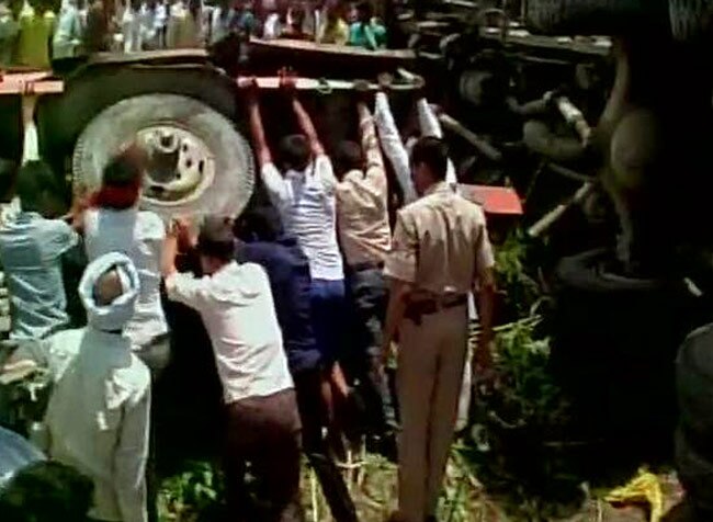 घायलों को अस्पताल में भर्ती कराया गया