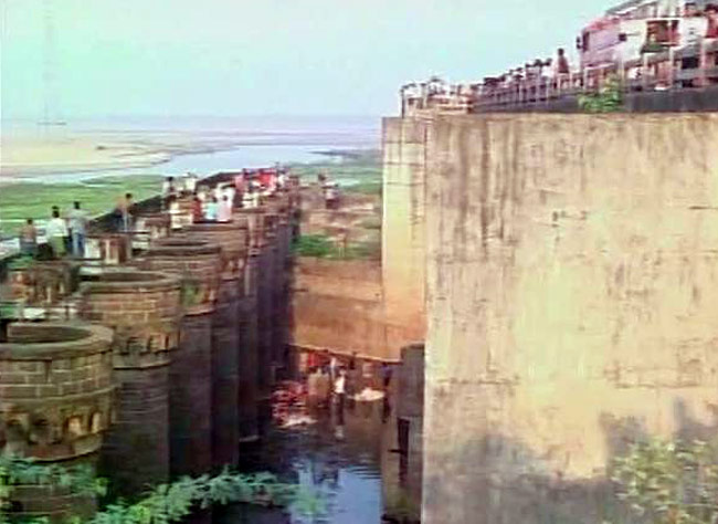 वैन के नदी में गिरने से हुआ हादसा