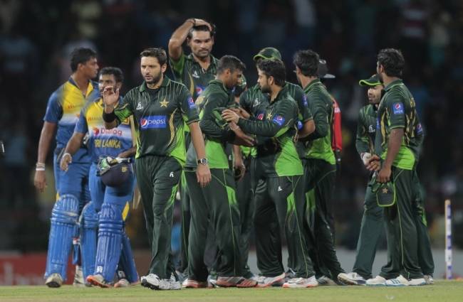 जीत के बाद मैदान से बाहर जाते पाकिस्तानी खिलाड़ी